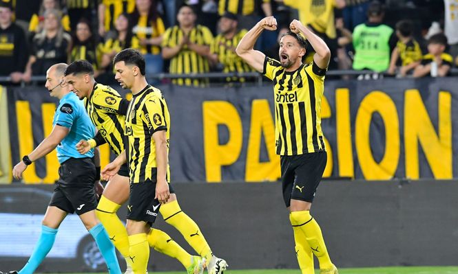 Gastón Ramírez celebra su gol para Peñarol