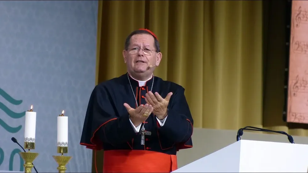 Lacroix fue acusado por una mujer que era menor en el momento de los hechos.