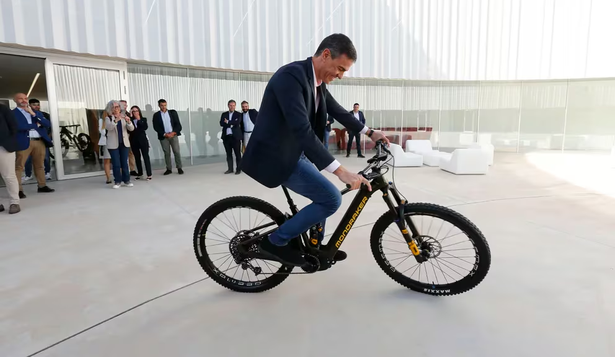 Pedro Sánchez, durante una visita a las instalaciones de una fábrica de bicicletas.
