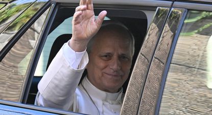 Papa León XIV saluda desde la ventanilla del auto al salir del Vaticano antes de ser ingresado en el Hospital Universitario Gemelli de Roma