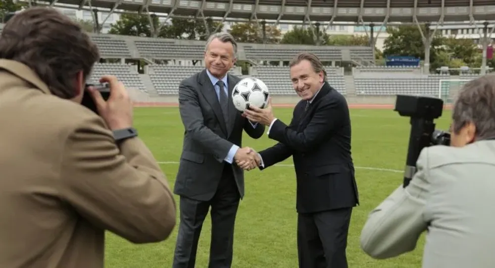 Sam Neill (Havelange) y Tim Roth (Blatter) en la película United Passions