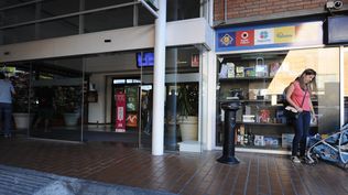 Rapiña en farmacia de Montevideo Shopping que había sido asaltada hace dos días: hay tres detenidos, uno de 14 años