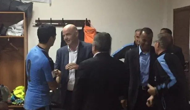 Infantino con Suárez en el vestuario de Uruguay