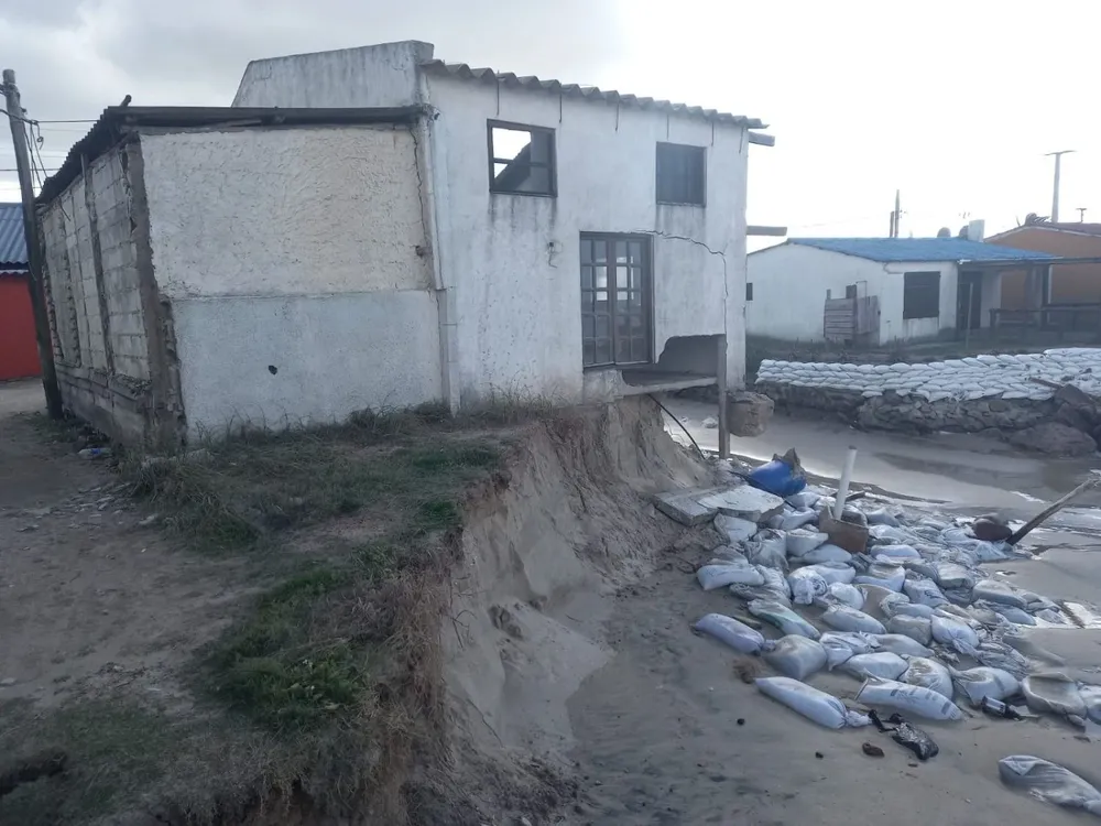 Una sudestada embistió las viviendas en la costa de Rocha