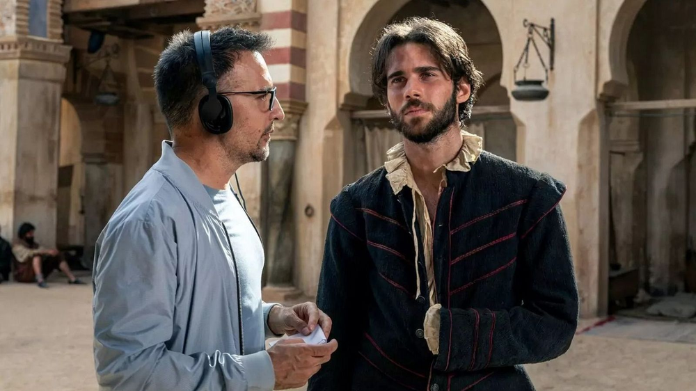 Alejandro Amen&aacute;bar y Julio Pe&ntilde;a, quien interpreta a Cervantes, durante la filmaci&oacute;n de El cautivo.