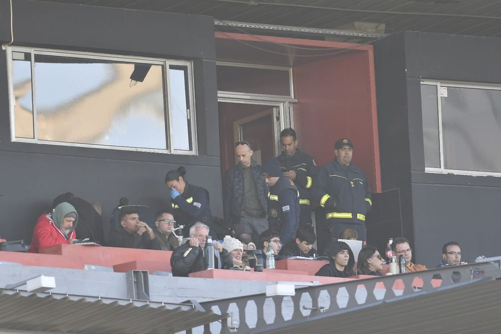 Trabajo de la Policía en el lugar donde un oficial fue herido con una bengala