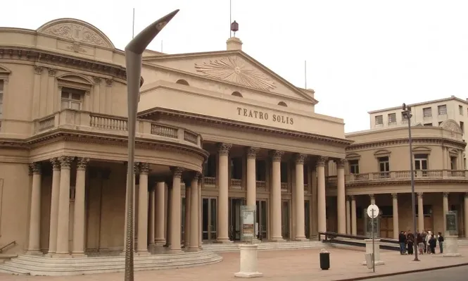 Fiesta en la explanada del Solís