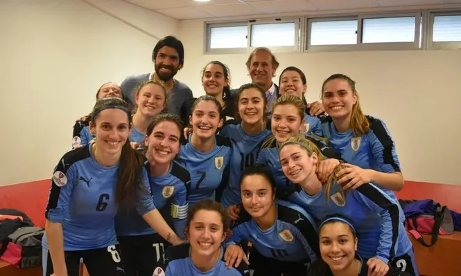 Las sub 20 celestes de fútbol sala junto a Seré, su DT, y el Loco Abreu