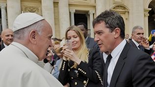 El papa Francisco con Antonio Banderas en la Plaza San Pedro, en Roma. TWITTER