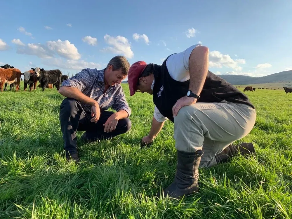 El agrónomo Juan Díaz y el veterinario Mauricio Rodríguez en uno de los sitios del establecimiento que podrá visitarse el próximo martes.