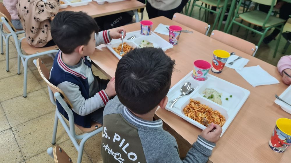 Alumnos en un comedor escolar