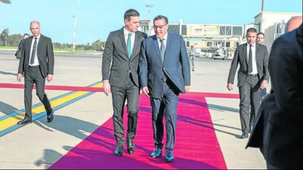 El presidente del Gobierno, Pedro Sánchez, conversa con el jefe del Ejecutivo de Marruecos, Aziz Ajanuch, en el aeropuerto de Rabat