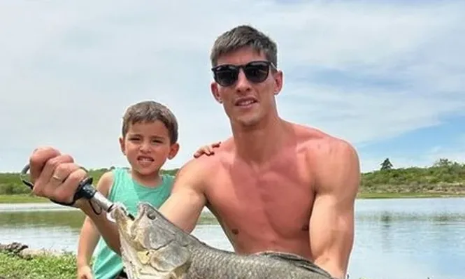 Sergio Rochet con uno de sus hijos en Nueva Palmira