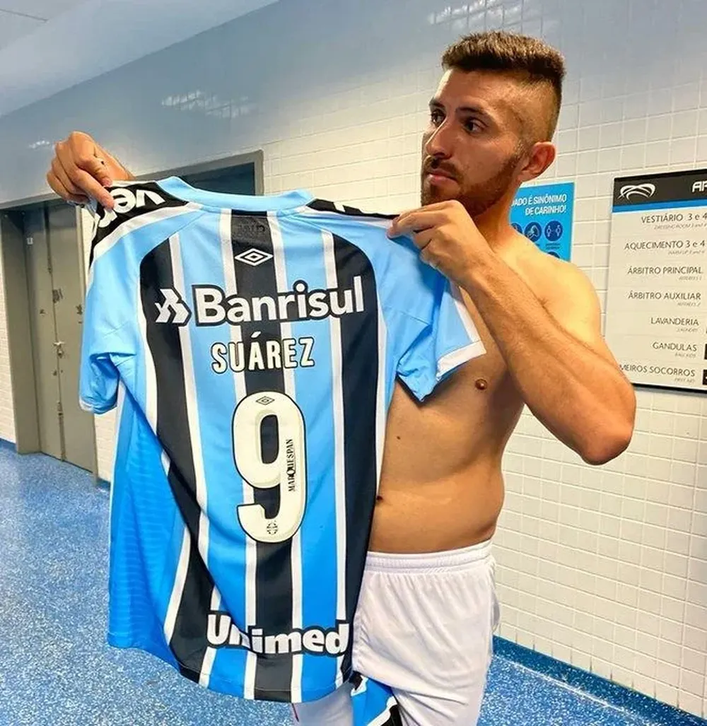 Diego Rocha con la 9 de Suárez