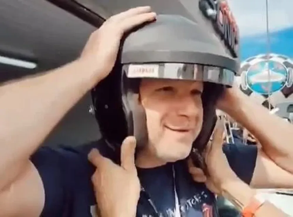 Petinatti se pone el casco antes de comenzar su recorrido por la pista de El Pinar