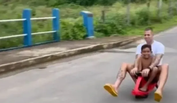 Léo Coelho jugando con un familiar suyo en Minas Gerais, Brasil, antes de viajar para firmar con Peñarol
