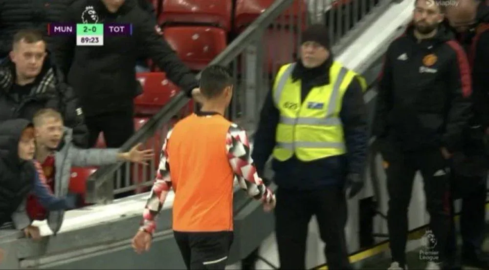 Cristiano Ronaldo se fue de la cancha antes de que terminara el partido de Manchester United