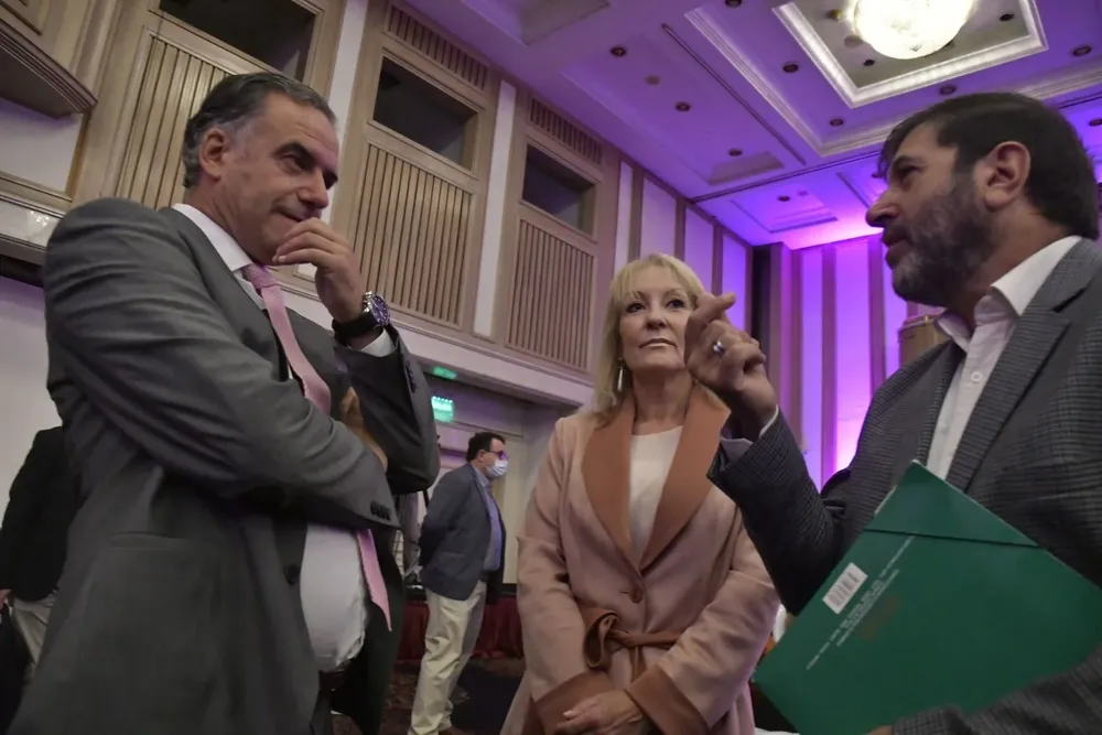 Archivo, 2022. Yamandú Orsi, Carolina Cosse y Fernando Pereira en desayuno de ADM