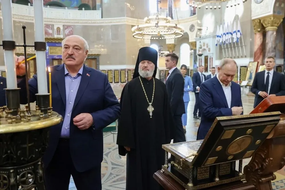El presidente bielorruso Alexander Lukashenko con el presidente ruso Vladimir Putin en la catedral de San Nicolás en San Petersburgo