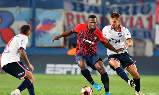 Bruno Damiani de Nacional ante San Lorenzo
