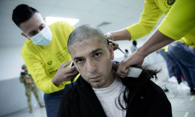 Al menos 200 venezolanos fueron deportados desde EE.UU. hacia El Salvador para ser recluidos en el Centro de Confinamiento del Terrorismo, Cecot.