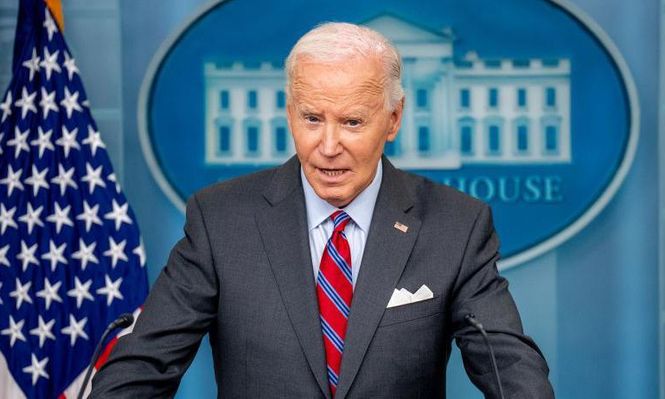 El presidente Joe Biden causó sorpresa al presentarse en una conferencia de prensa en la Casa Blanca este viernes.