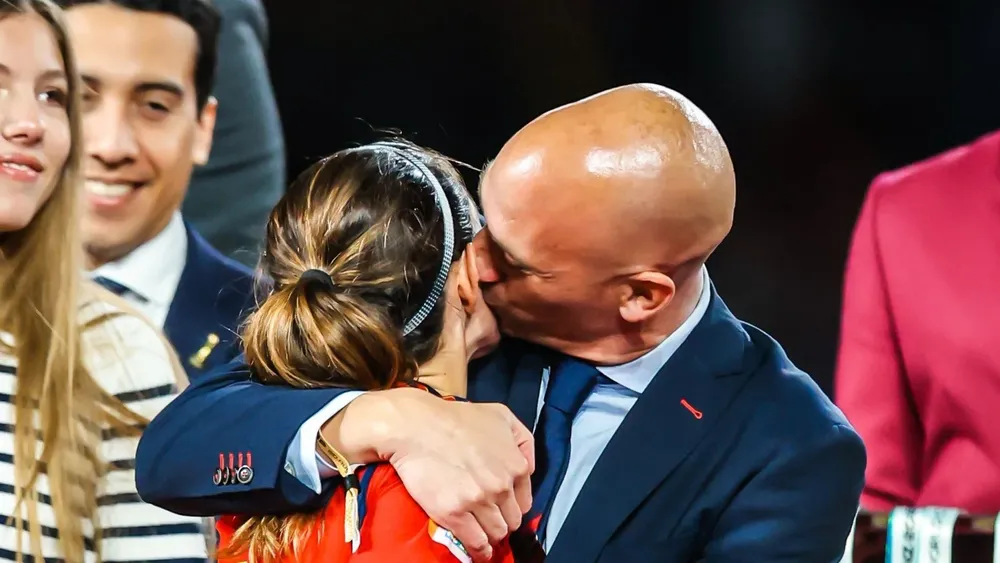 Luis Rubiales besa a Aitana Bonmati después de ganar el Mundial.