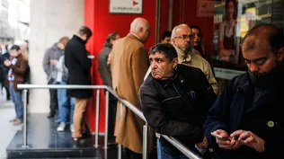 Los bancos argentinos abrieron con largas colas este lunes.