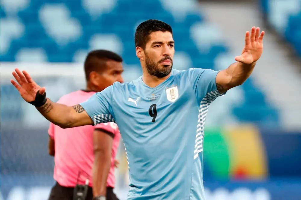 Luis Suárez juega en la tarde del domingo y viaja hacia Montevideo
