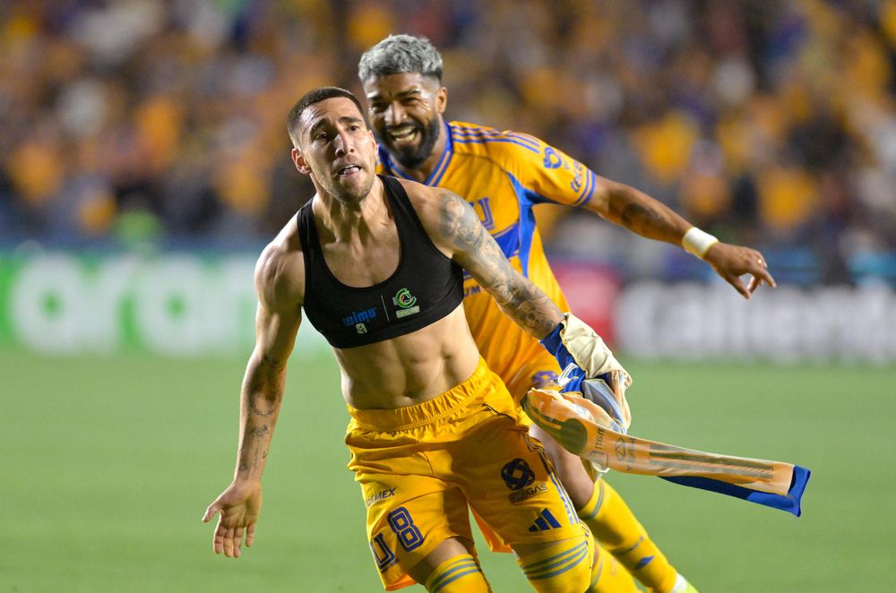 Fernando Gorriarán festeja su agónico gol para Tigres junto a Rodrigo Aguirre