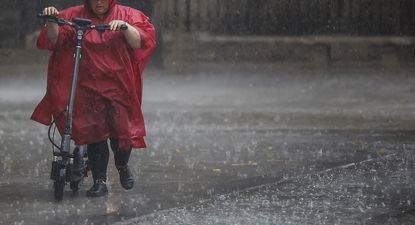 Una persona en medio de la lluvia en Valencia