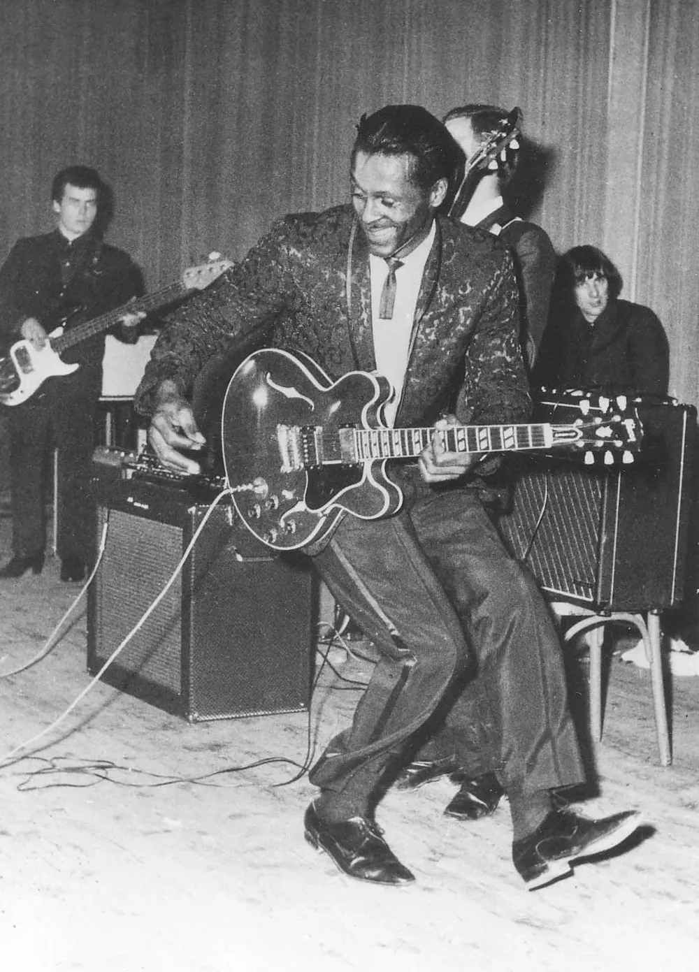 Chuck Berry haciendo su famoso paso del pato.