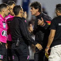 Leonel Rocco le protesta su expulsión a Gustavo Tejera, en el partido entre Progreso y Nacional Leonel Rocco le protesta su expulsión a Gustavo Tejera, en el partido entre Progreso y Nacional