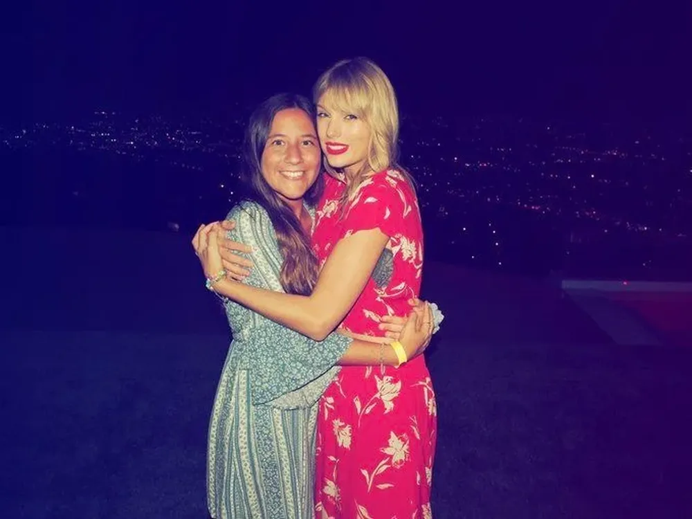La fan uruguaya Josefina Mösle junto a Taylor Swift en su casa de Los Ángeles