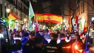 Grupos de manifestantes participan en la concentración con motivo del estreno de la obra de teatro Altsasu, convocada por VOX este jueves en Madrid.