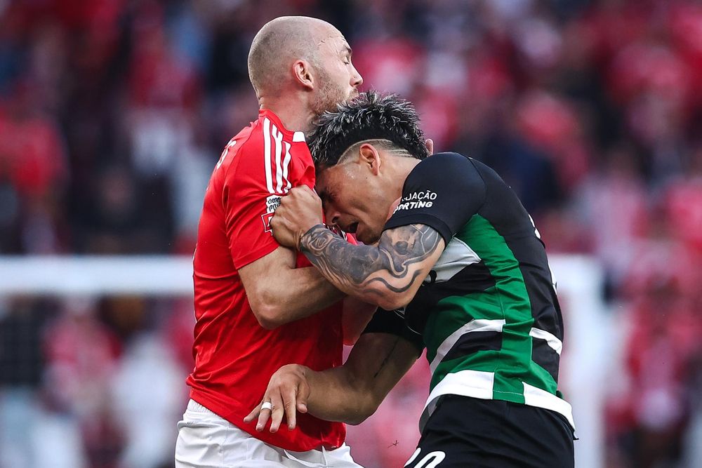 Maxi Araújo y un dielo con Fredrik Aursnes de Benfica Maxi Araújo y un dielo con Fredrik Aursnes de Benfica