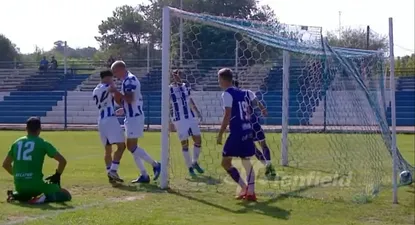 La reacción de Martín Gianoli sobre su compañero, Ezequiel Olivera, de Cerro Largo, ante el primer gol de Defensor Sporting