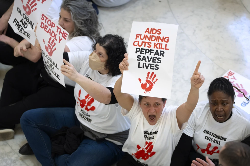 Manifestantes protestan contra los recortes a la ayuda al extranjero, en el Capitolio, el 26 de febrero de 2025, en Washington.