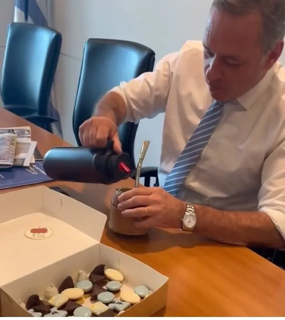 Álvaro Delgado siguió el partido desde la Torre Ejecutiva