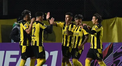 Peñarol va por un triunfo decisivo contra Corinthians