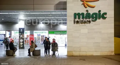 Varias personas en la entrada del centro comercial Màgic Badalona