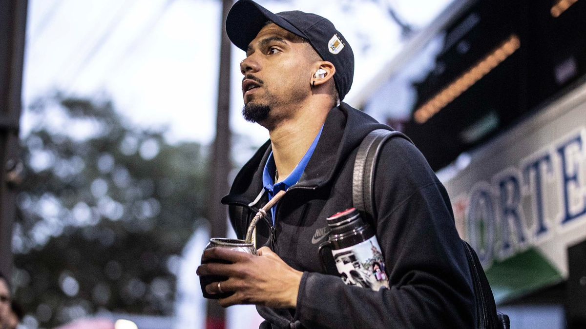 Ronald Araujo llegó a Uruguay tras su tratamiento 