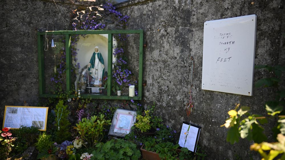 La zona donde se cree que es la fosa común. La gente ha dejado recuerdos, mensajes y objetos conmemorativos.
