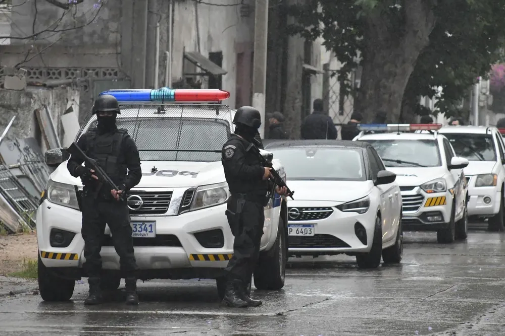 Policías participaron en allanamientos en Villa Española