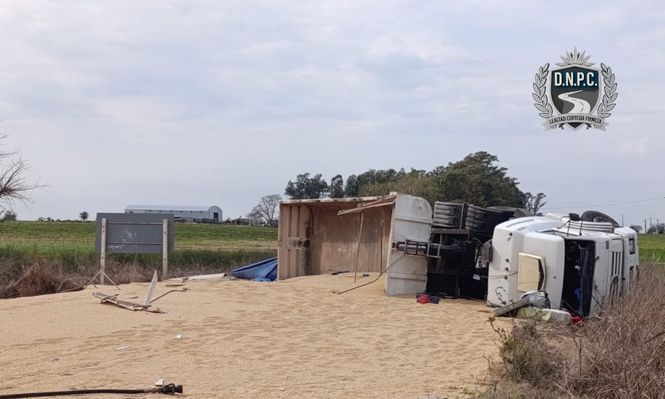 Camión accidentado en Colonia