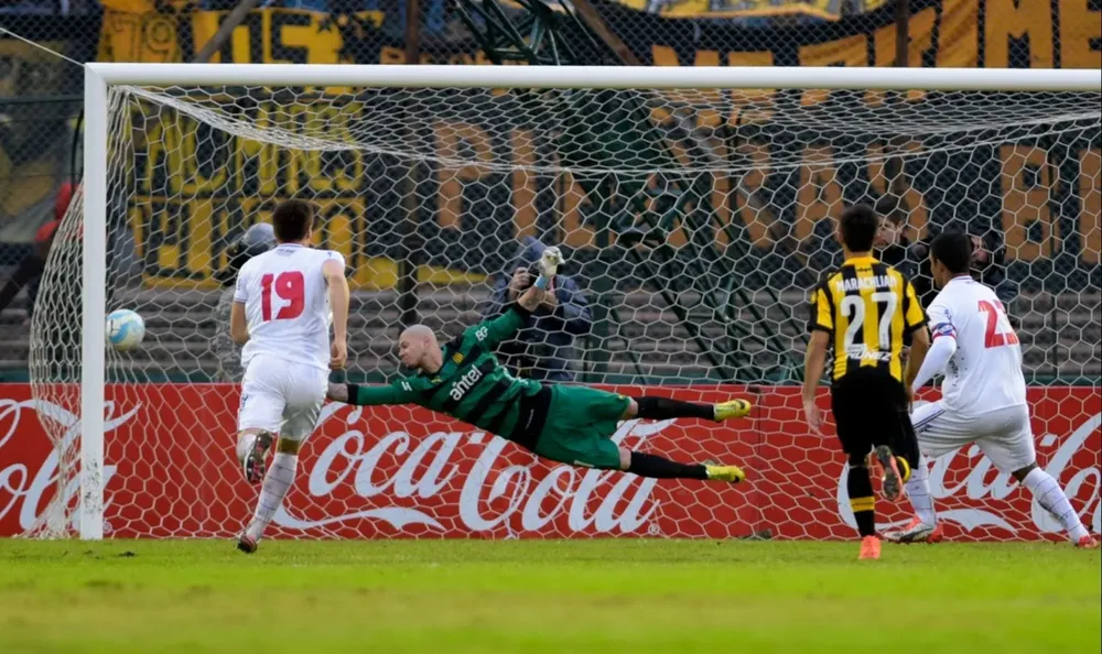 Uno de los dos penales que anotó Diego Polenta ante Peñarol en mayo de 2016