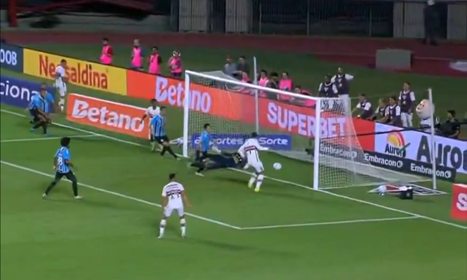 El insólito gol que se perdió Gonzalo Tapia, exjugador de River Plate, en Brasil que se volvió viral en redes: mirá el video
