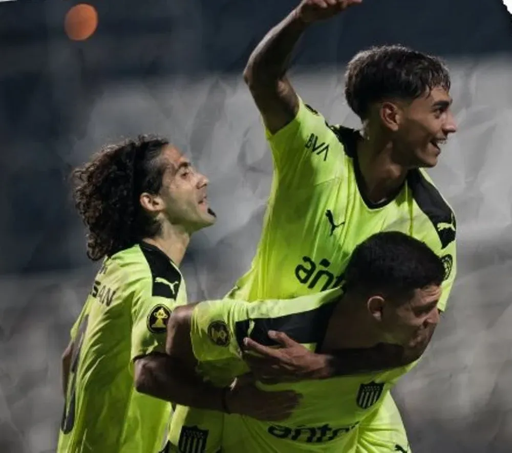 Facundo Torres celebra el gol de Peñarol contra Wanderers junto a Agustín Álvarez Martínez y Matías Britos