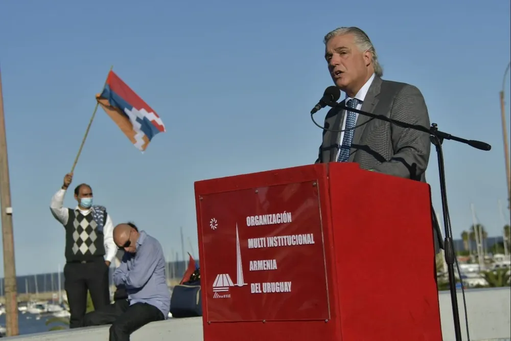 Francisco Bustillo en la Plaza Armenia sobre la rambla, en el acto por el genocidio armenio