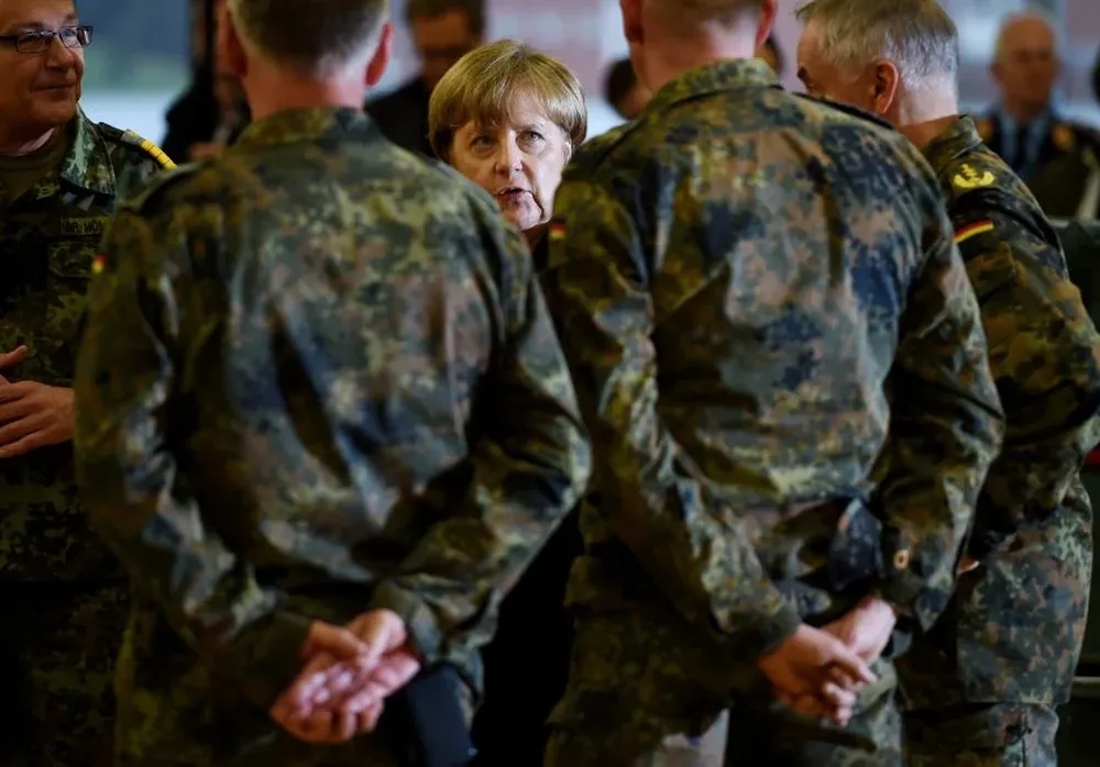 Angela Merkel le habla a un grupo de soldados durante una visita a la Fuerzas Armadas de Reacción Rápida de Alemania